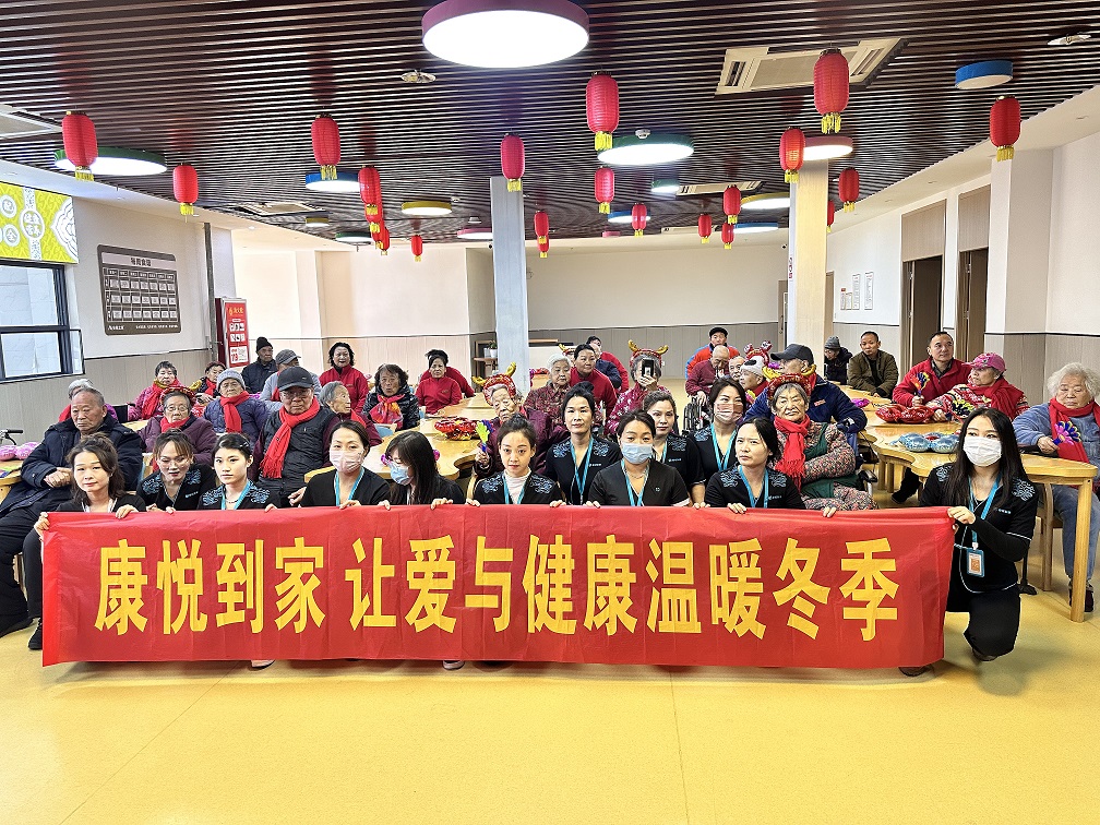3合影③：理疗师和老人.jpg