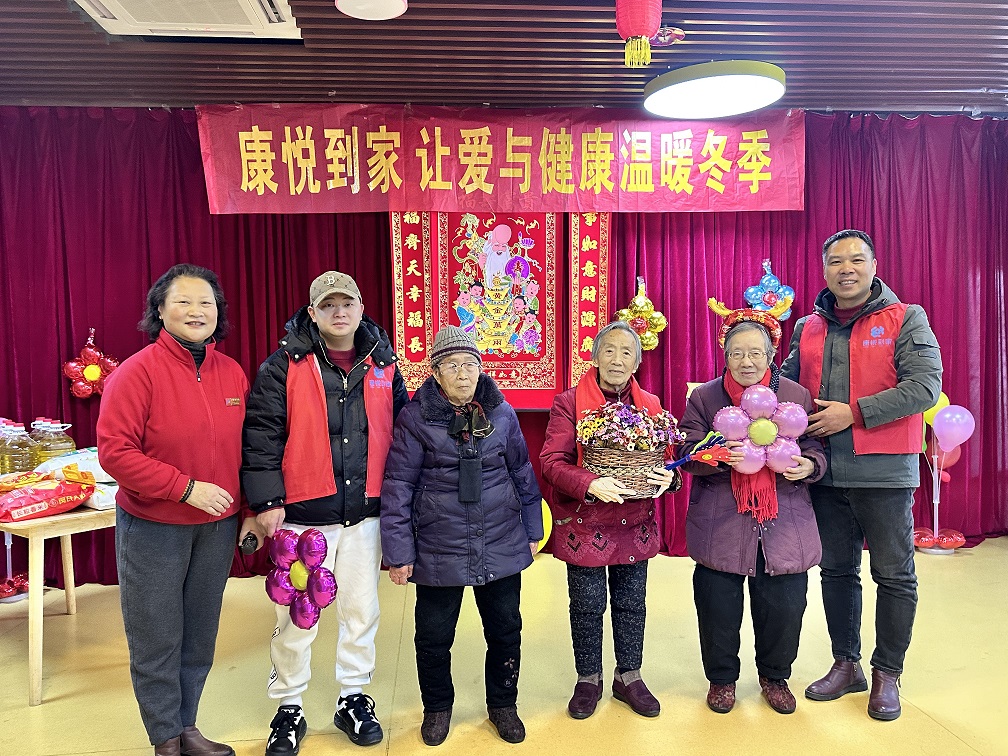 3合影①：院长张总杨总和高寿老人.jpg